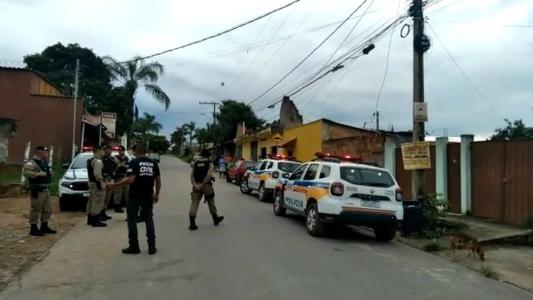 A criança foi encontrada em uma casa em Esmeraldas, junto com os cadáveres de um homem e uma mulher