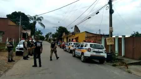 A criança foi encontrada em uma casa em Esmeraldas, junto com os cadáveres de um homem e uma mulher