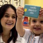 Bebê 'aposentado' brinca de faxinar a casa e viraliza nas redes sociais