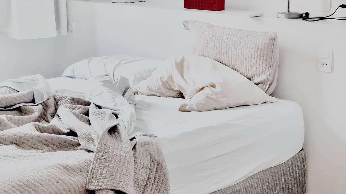 Porteiro de prédio é demitido após ser encontrado dormindo na cama de moradora em São Paulo