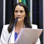 Amália Barros defende Michelle: ‘tirar minha prótese nunca vai me constranger’