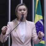 Deputada critica decreto de Lula e diz que 'todo poder emana do cano de uma arma'