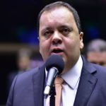 Líder na Câmara propõe mudança à desoneração da folha, mas governo defende debater tema em reforma do IR