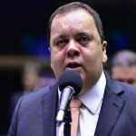 Líder na Câmara propõe mudança à desoneração da folha, mas governo defende debater tema em reforma do IR