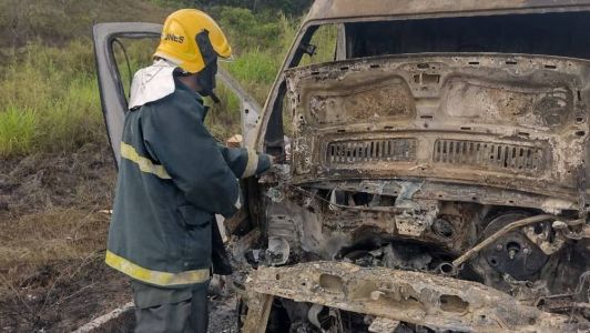 A dianteira do veículo ficou completamente destruída pelas chamas