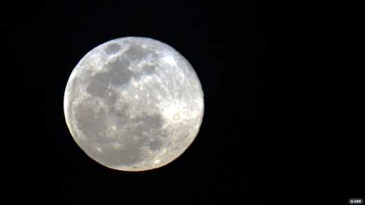 A dica é observar o fenômeno por volta das 18h, quando a Lua começa a aparecer