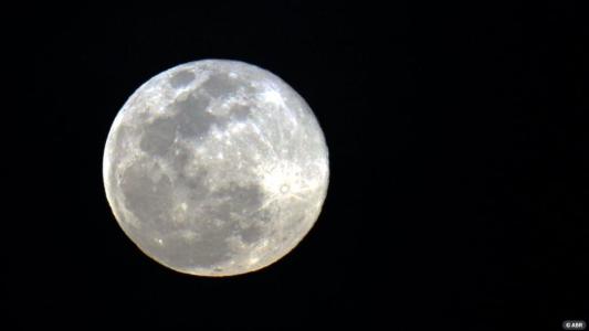 A dica é observar o fenômeno por volta das 18h, quando a Lua começa a aparecer