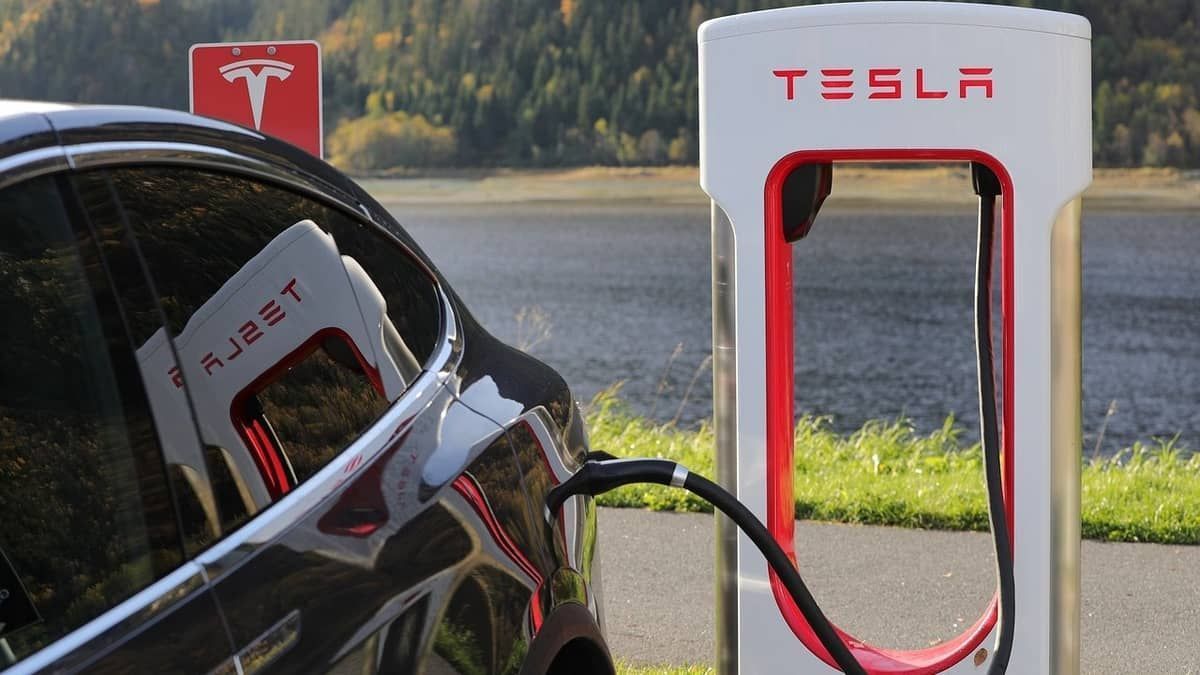 Vídeo: direção autônoma do Tesla reconhece um pedestre na rua, o ignora e acelera o veículo