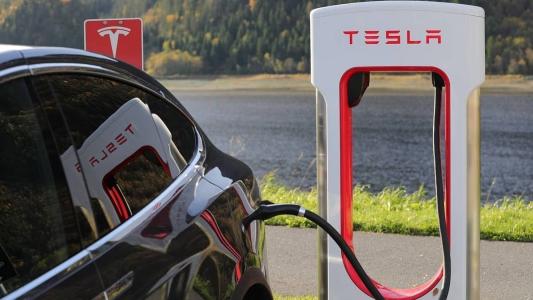 A direção autônoma existe no Tesla desde 2020