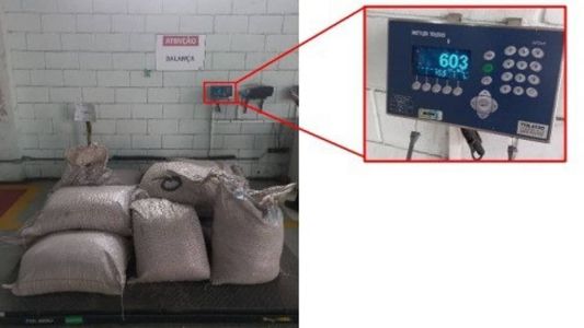 A droga estava escondida entre sacas de milho