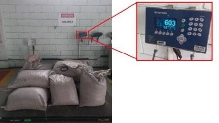 A droga estava escondida entre sacas de milho