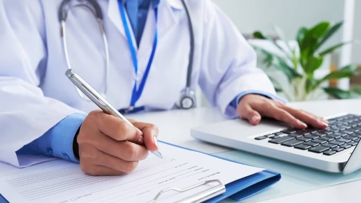 Falsos médicos são presos em MG: dupla usava documento de profissional morto e distribuía receitas de remédio controlado