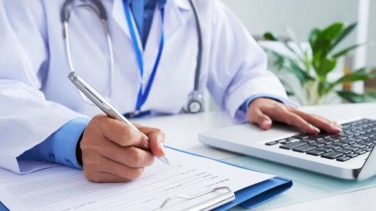 A dupla foi presa em flagrante pelo crime de falsidade documental