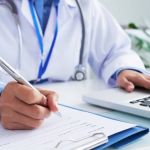 Falsos médicos são presos em MG: dupla usava documento de profissional morto e distribuía receitas de remédio controlado