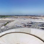 Casal abandona criança em aeroporto ao se recusar pagar passagem de avião para bebê