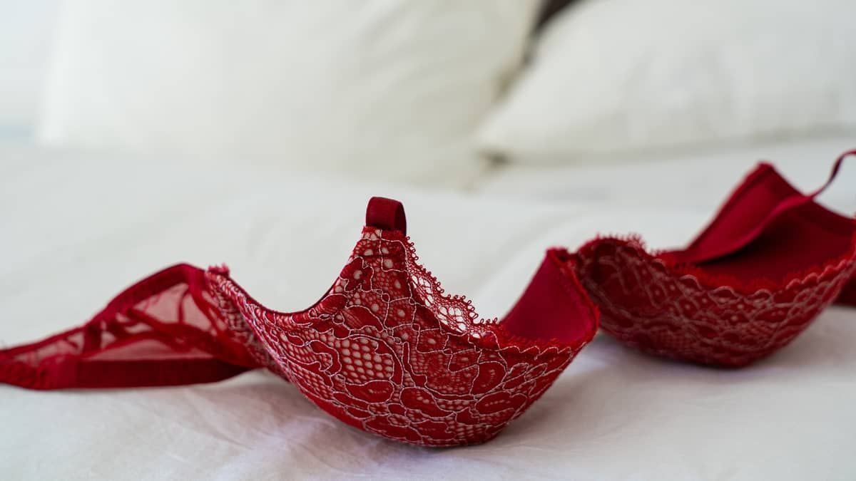 Funcionária é demitida por justa causa após abrir loja de lingerie durante afastamento por atestado médico