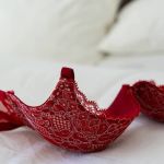 Funcionária é demitida por justa causa após abrir loja de lingerie durante afastamento por atestado médico