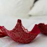 Funcionária é demitida por justa causa após abrir loja de lingerie durante afastamento por atestado médico