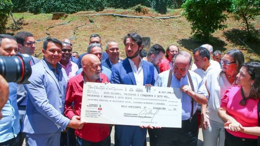 A entrega do cheque simbólico foi feito durante cerimônia de reabertura do restaurante popular da CMBH