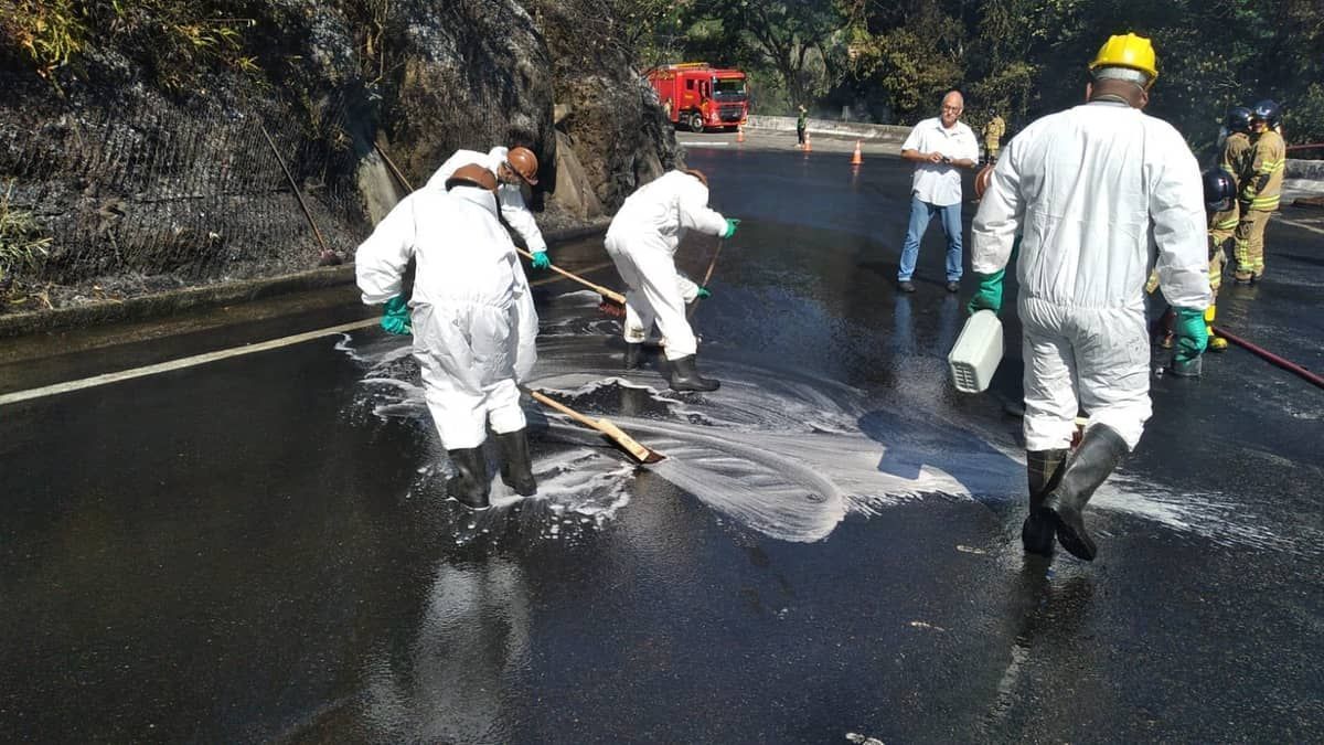 BR-040 em Petrópolis não tem previsão de liberação após acidente com caminhão tanque