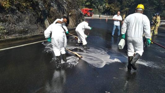 A equipe limpa o combustível espalhado na pista