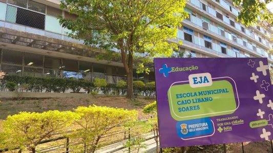 A escola oferece EJA nos três turnos