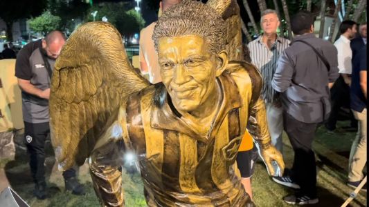A escultura em homenagem ao ídolo Mané Garrincha, na sede do Botafogo, no Rio de Janeiro
