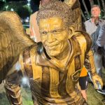 Botafogo inaugura estátua de Garrincha, e filha se emociona; assista
