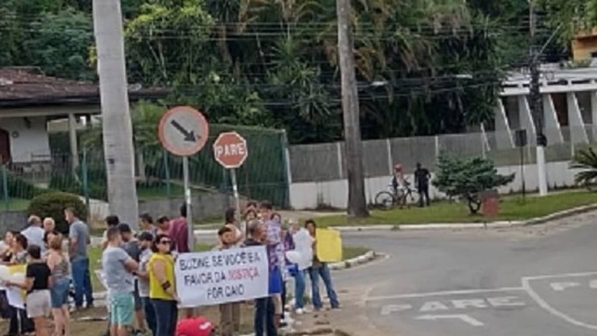 Familiares e amigos protestam pedindo Justiça no caso do assassinato de ciclista de Timóteo