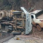 Caminhão tomba em acidente com caminhonete na MGC-356, a Rodovia dos Inconfidentes