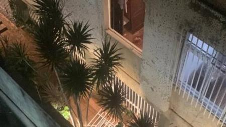 A explosão foi tão forte que detonou os vidros do quarto da vítima