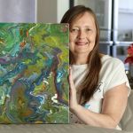 Artista mineira expõe telas no Louvre, em Paris