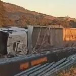 Carreta tomba e interdita a Rodovia Fernão Dias; congestionamento chega a 13 km