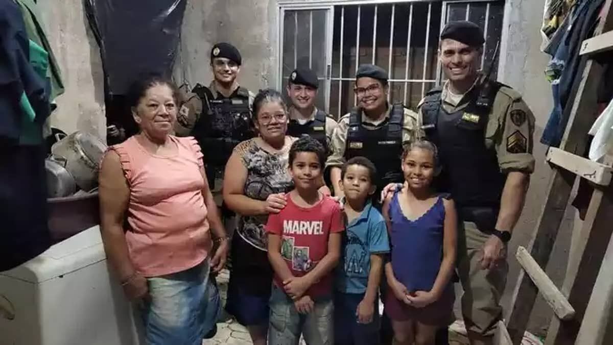 Policiais fazem festa de aniversário surpresa para criança após família sofrer golpe