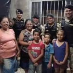 Policiais fazem festa de aniversário surpresa para criança após família sofrer golpe