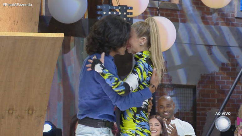 André Gonçalves e Danielle Winits se beijam em reencontro na final de A Fazenda 15; veja