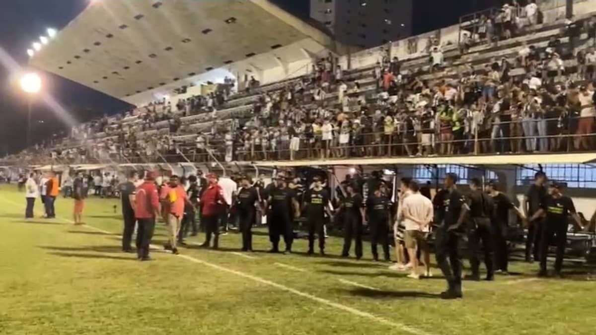 Democrata x Atlético: árbitro relata arremesso de objetos e invasões ao gramado na súmula