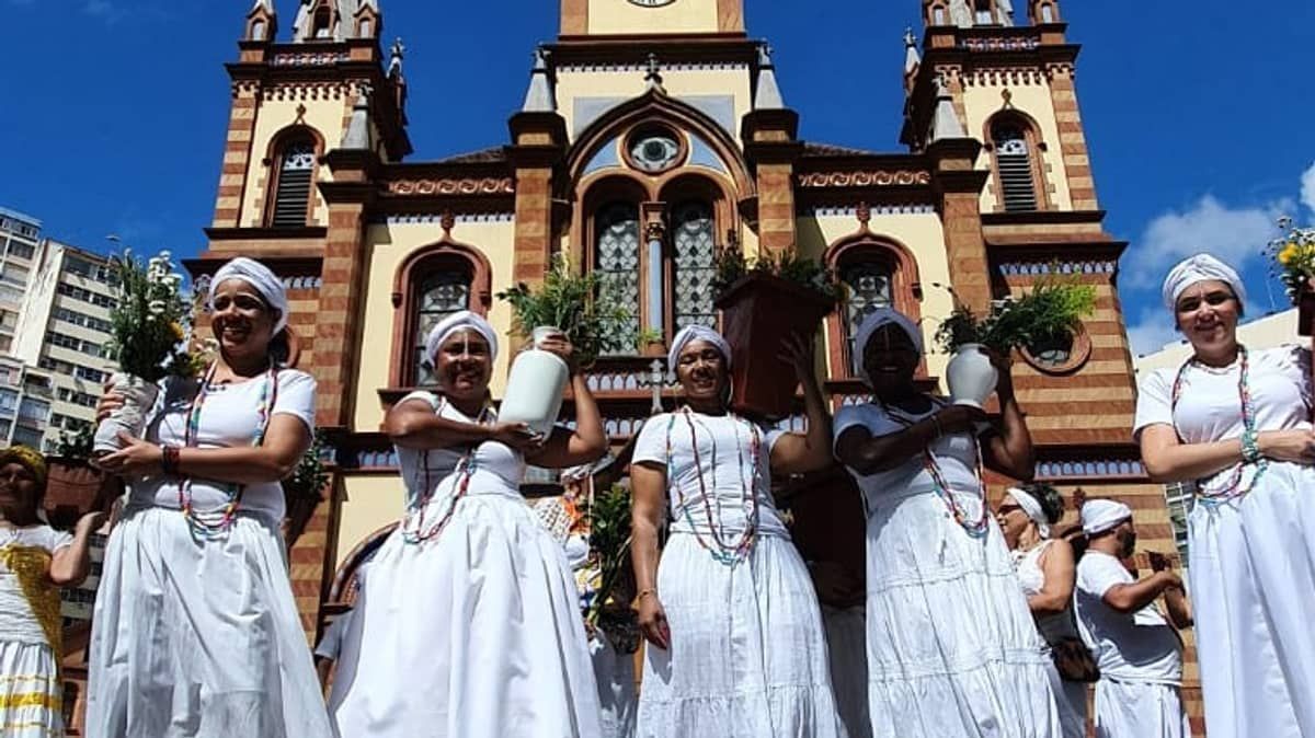 De Salvador para BH: Baianas Ozadas lavam escadaria da igreja São José, no Centro 