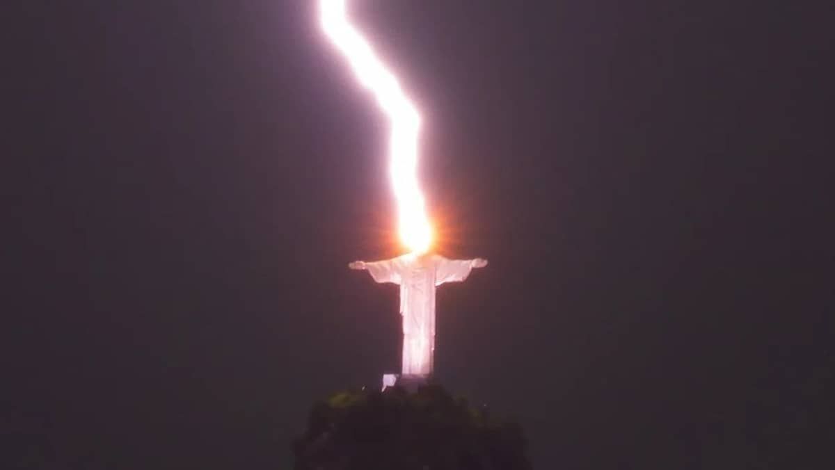 Cristo Redentor é atingido por raio e fotógrafo registra o momento 