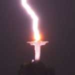 Cristo Redentor é atingido por raio e fotógrafo registra o momento