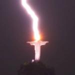 Cristo Redentor é atingido por raio e fotógrafo registra o momento
