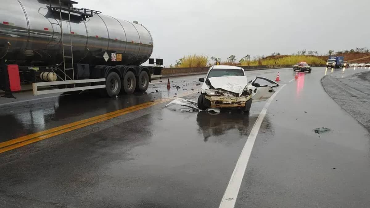 Motorista fica em estado grave após colisão frontal com caminhão na BR-262
