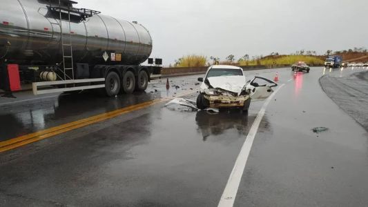 A frente do veículo ficou destruída com o impacto