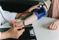 Quando a pressão alta vira hipertensão? Cardiologista explica