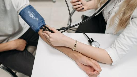 A hipertensão é uma doença crônica silenciosa que pode ser causada por hábitos pouco saudáveis