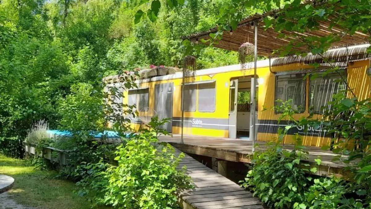 Vagão de metrô e ônibus abandonados viram ponto de hospedagem próximo a Buenos Aires