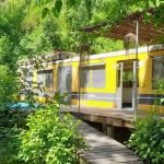 Vagão de metrô e ônibus abandonados viram ponto de hospedagem próximo a Buenos Aires