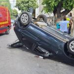 Idosa de 79 anos fica ferida em capotamento de carro em Minas