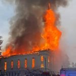 Igreja do século XIX pega fogo nos EUA ao ser atingida por raio