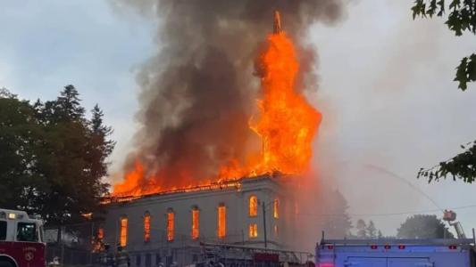 A igreja foi construída no século 19, depois que um incêndio destruiu o antigo imóvel